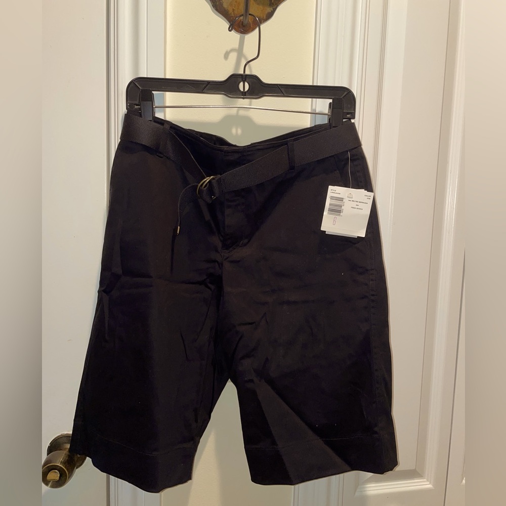 NWT Liz Claiborne Black Belted Bermuda Shorts, Size 6 NWT.